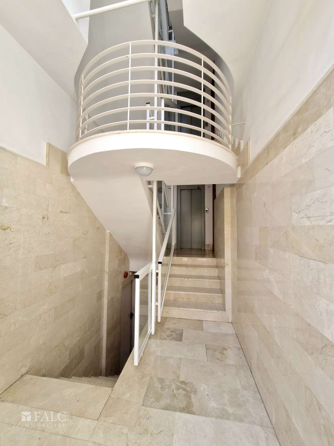 Eingang Wohnhaus_Aufzug